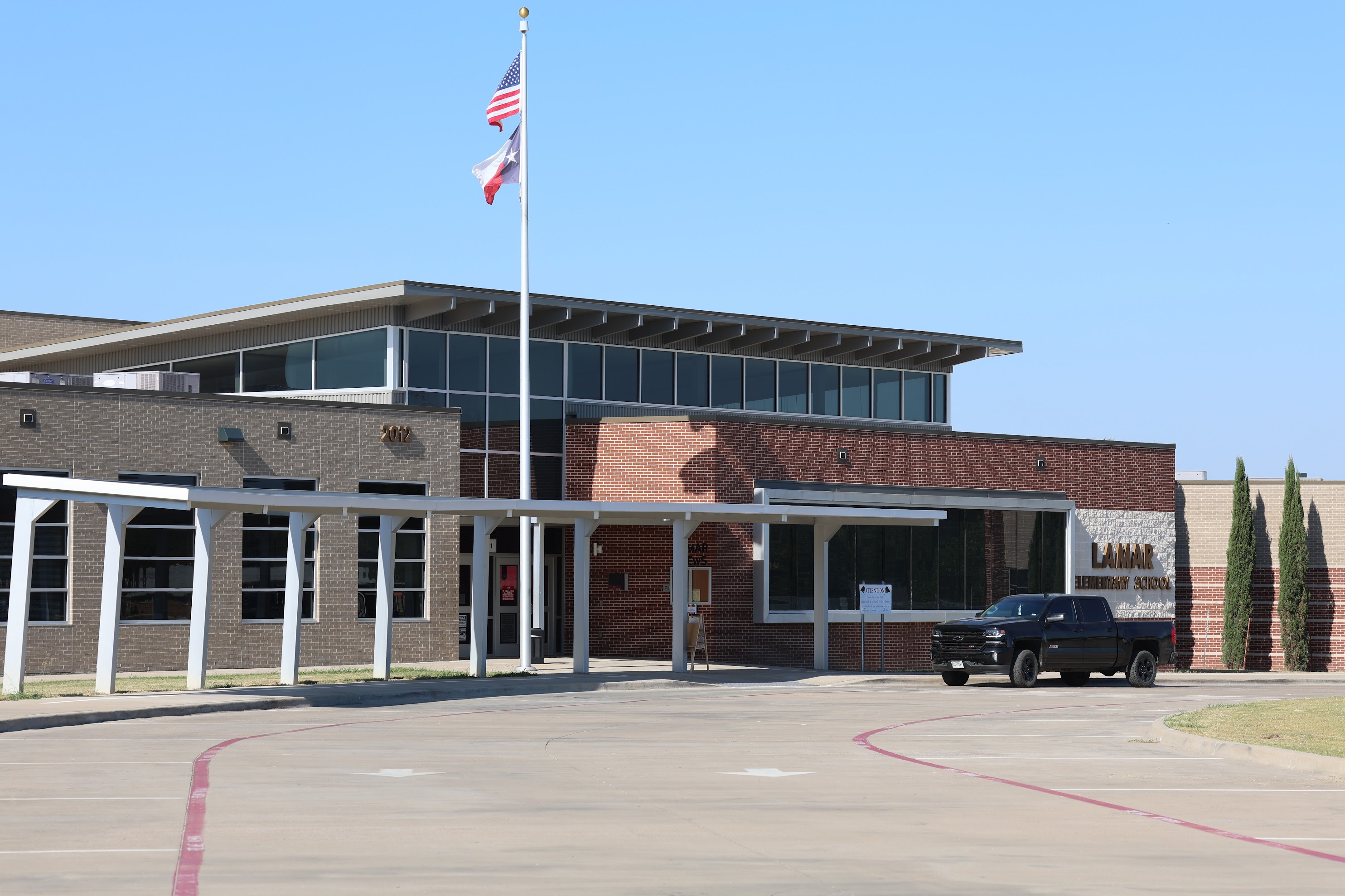 Front entrance of Lamar Elementary School, showing the main building and entryway.
